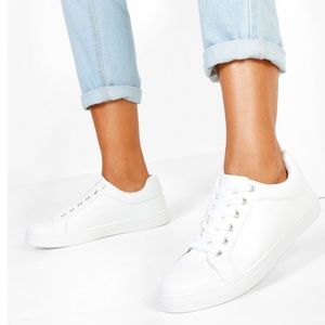 White basic sneaks size 8.5